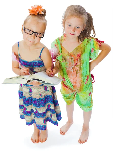 Две девочки читают — стоковое фото