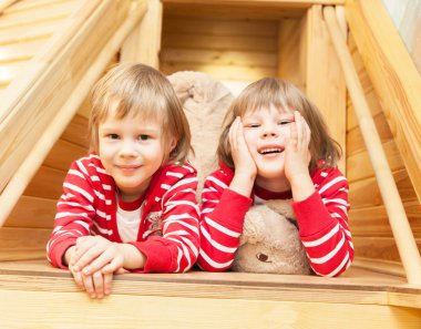 portre sevimli ikiz kız