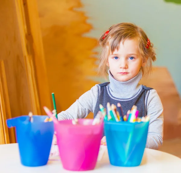 Girl draws pencil — Stock Photo, Image