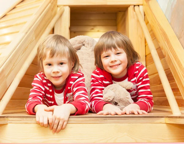 Porträtt av söta tvillingflickor — Stockfoto