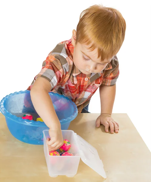 Kleine jongen die zich bezighouden met montessori materialen — Stockfoto