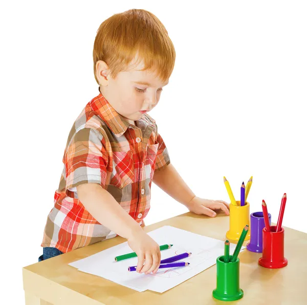Pequeno menino desenha lápis — Fotografia de Stock