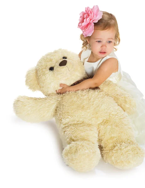 Porträt eines kleinen Mädchens mit Teddybär — Stockfoto
