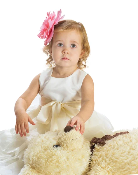 Oyuncak ayı ile küçük kız portresi — Stok fotoğraf