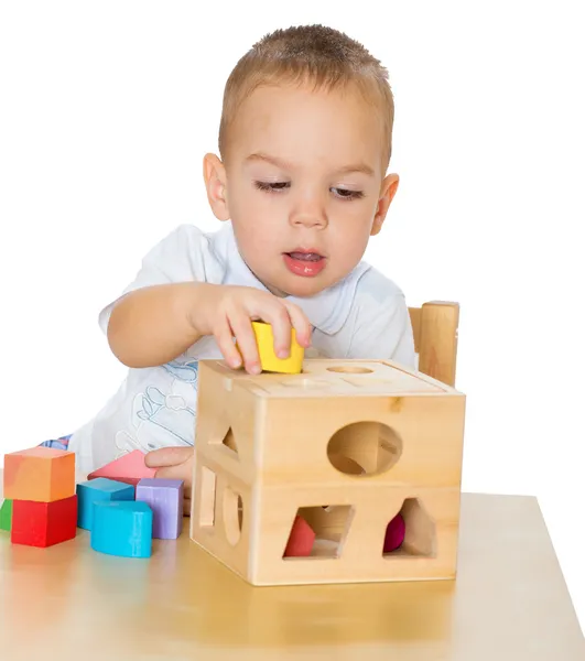 Montessori malzemeleri ile oynarken küçük çocuk