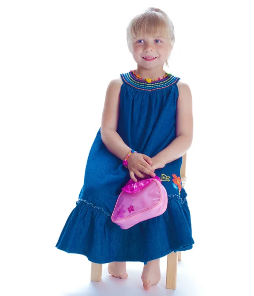 A bela menina a loira com uma bolsa feminina — Fotografia de Stock