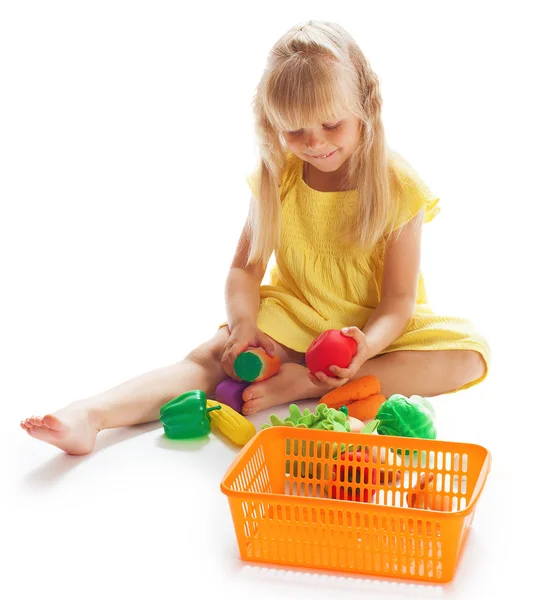 Fille dans une robe jaune avec des légumes — Photo