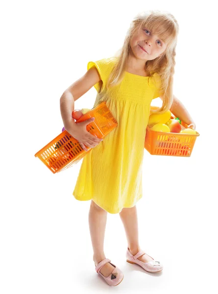 Dziewczyna w żółtej sukience z warzywami — Zdjęcie stockowe