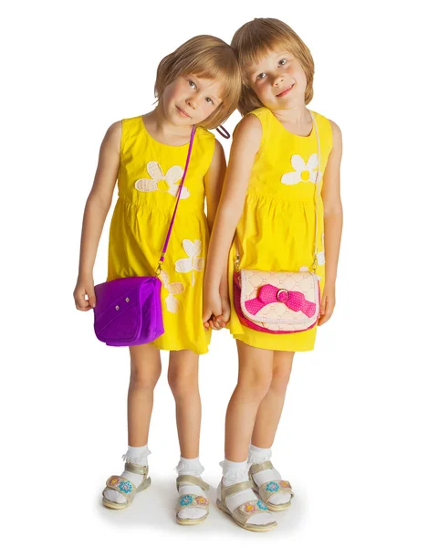 Retrato de hermanas gemelas alegres abrazándose y sonriendo a la leva —  Fotos de Stock