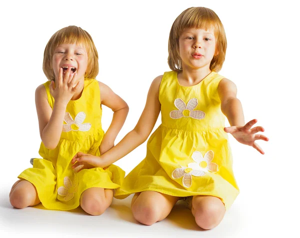 Retrato de hermanas gemelas alegres abrazándose y sonriendo a la leva —  Fotos de Stock