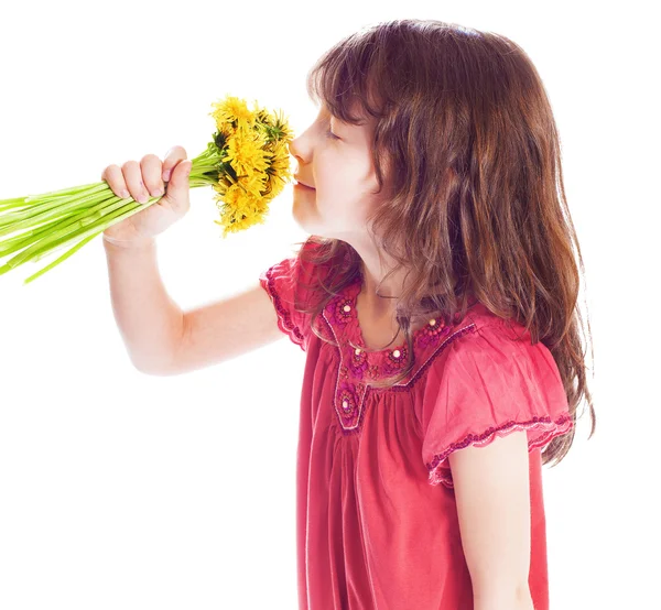 嗅到的一朵花的小女孩 — 图库照片