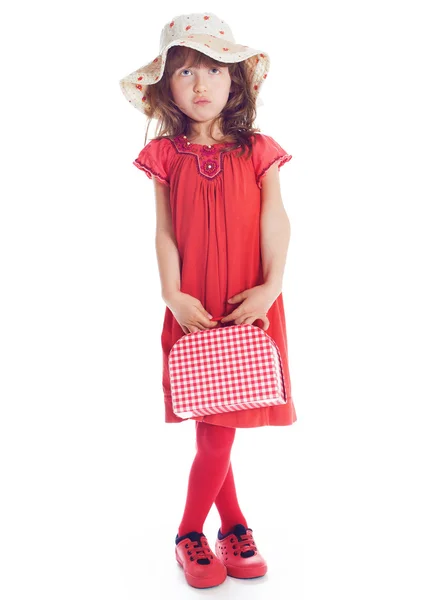 La belle fille dans une robe rouge avec une valise — Photo