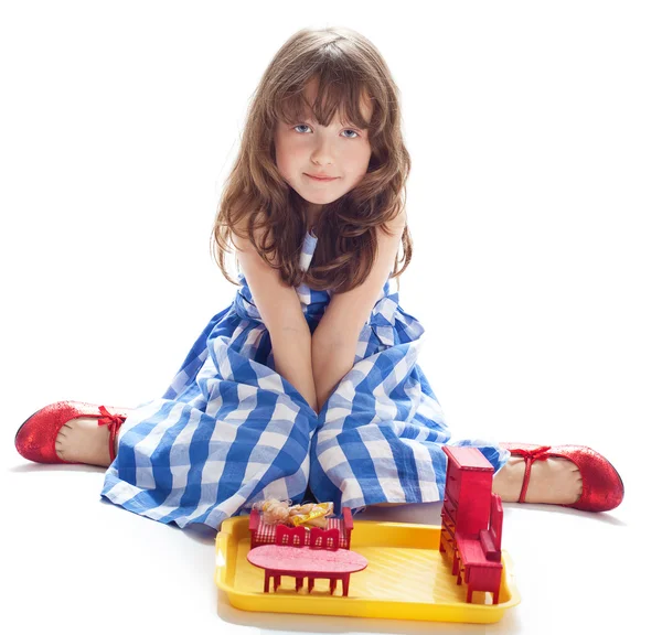 Bonita menina brincando na casa de bonecas — Fotografia de Stock