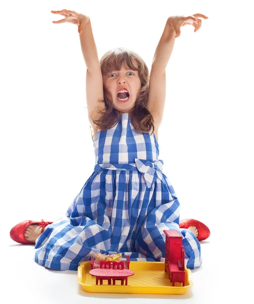 Bonita menina brincando na casa de bonecas — Fotografia de Stock