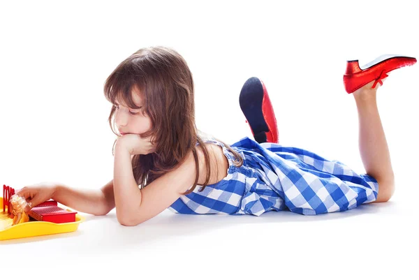 Bonita menina brincando na casa de bonecas — Fotografia de Stock