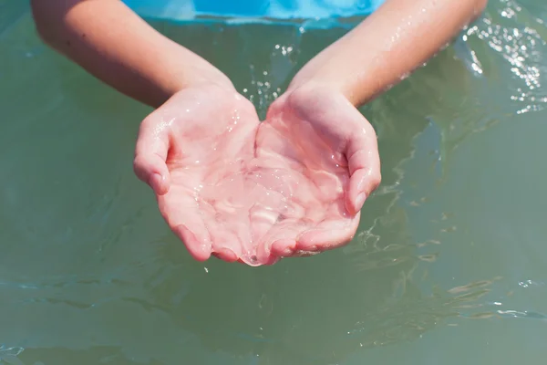 Медузы в руках девушки — стоковое фото