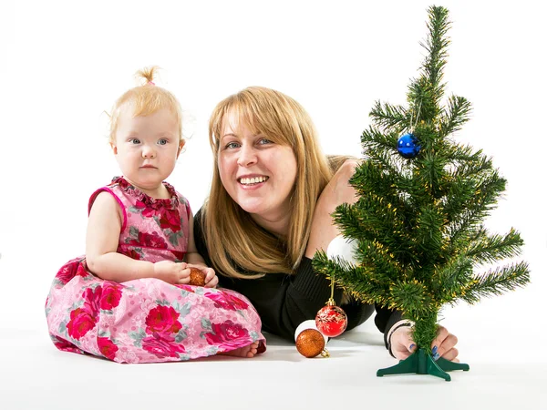 Maman et petite fille un arbre de Noël — Photo