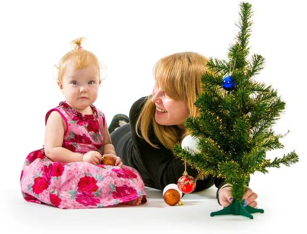 Mamma och lilla dotter en julgran — Stockfoto