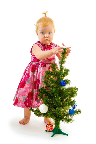 Hezká holčička poblíž stromu nový rok — Stock fotografie