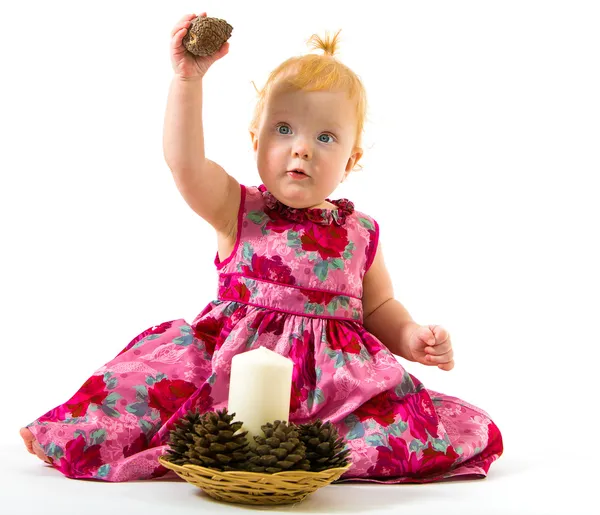 バンプと手でクリスマス キャンドルの小さな女の子を魅力的な — ストック写真