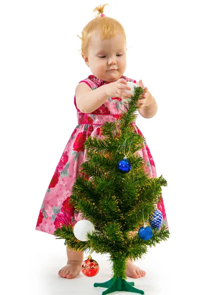 Hezká holčička poblíž stromu nový rok — Stock fotografie