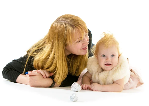 Mamá y su hija un árbol de Navidad — Foto de Stock