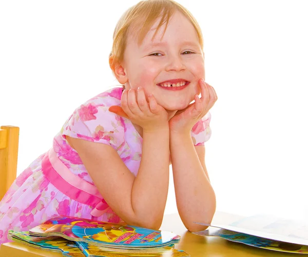 Sorrindo menina lendo o livro — Fotografia de Stock