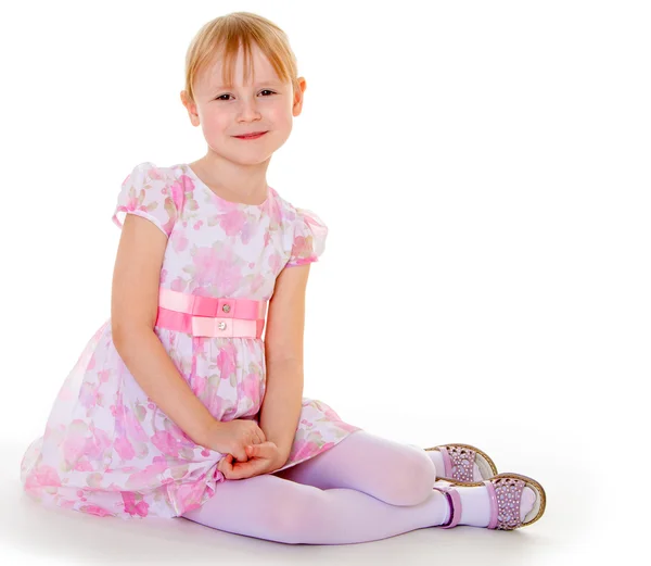 Kleines Mädchen in einem rosa eleganten Kleid. — Stockfoto