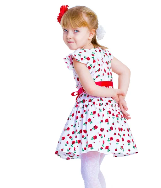 Красивая маленькая девочка с улыбкой прыгает — стоковое фото