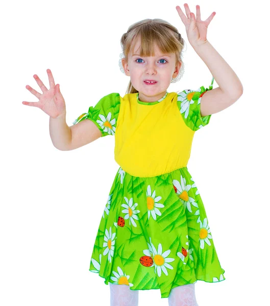 Bella bambina in un vestito verde divertimento onde le mani — Foto Stock