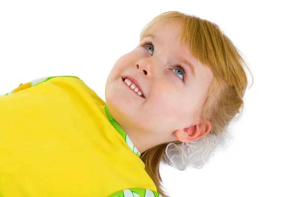 Bella bambina in abito verde con margherite, si trova in un c — Foto Stock