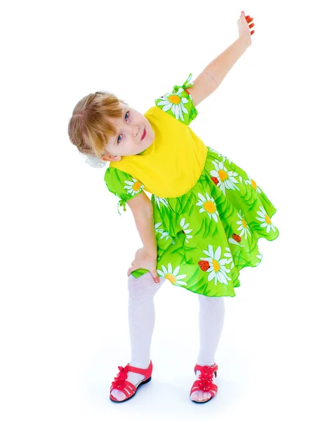 Klein meisje in een mooie groene jurk poseren met madeliefjes — Stockfoto