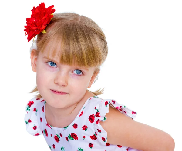 Charmantes kleines Mädchen mit roter Rose im Haar geflochten — Stockfoto