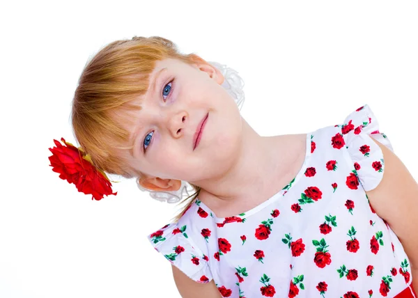 Encantadora menina com rosa vermelha no cabelo trançado — Fotografia de Stock