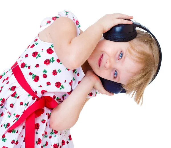 Velmi hudební holčička baví poslouchat hudbu prostřednictvím t — Stock fotografie