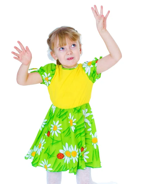 Muy hermosa niña en un vestido de verano verde divertido posando st — Foto de Stock