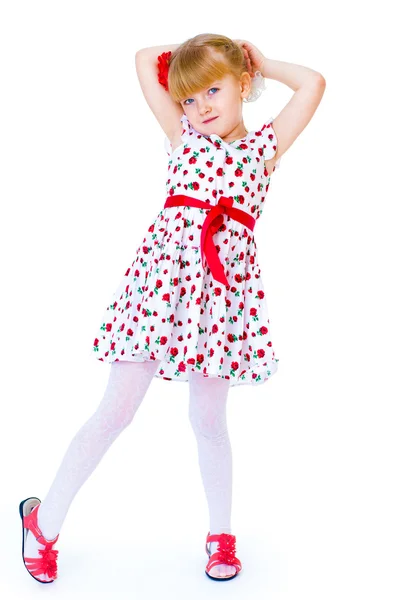 Очаровательная маленькая девочка, стоящая нога тянется вперед и весело провести время. — стоковое фото