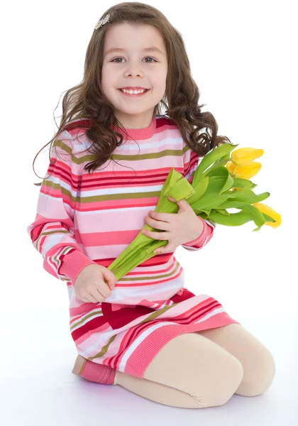 Menina encantadora com tulipas amarelas . — Fotografia de Stock