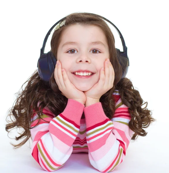 Vakre, lykkelige, lille jente med hodetelefoner . – stockfoto