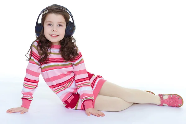 Vakre, lykkelige, lille jente med hodetelefoner . – stockfoto