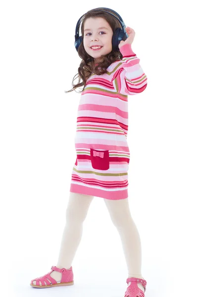 Красивая милая счастливая маленькая девочка в наушниках . — стоковое фото