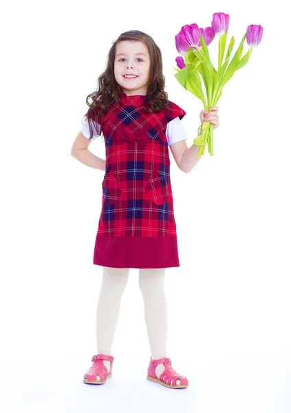 Mooi meisje met een boeket van tulpen. — Stockfoto