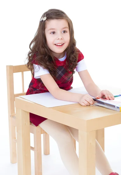 Petite fille dessine à l'aide de crayons de couleur tout en étant assis à la table — Photo