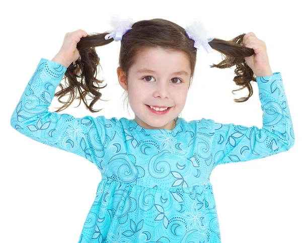 La chica bonita sosteniéndose para la trenza . — Foto de Stock