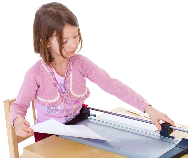 Menina está cortando papel — Fotografia de Stock