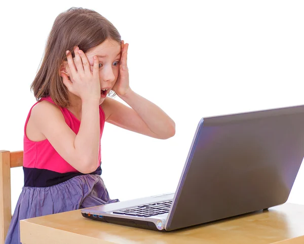 Chica en un ordenador portátil —  Fotos de Stock
