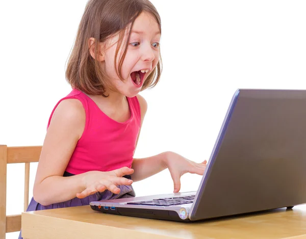 在一台笔记本电脑的女孩 — 图库照片