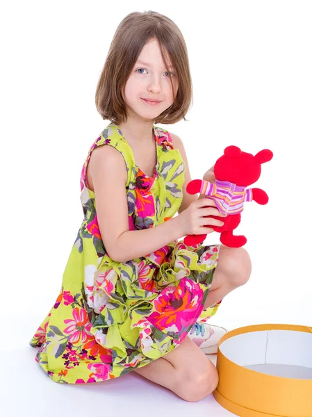 Schattig meisje met haar rode teddybeer. — Stockfoto