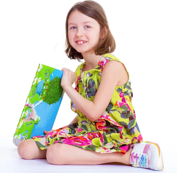 Chica joven con un libro de fotos . —  Fotos de Stock