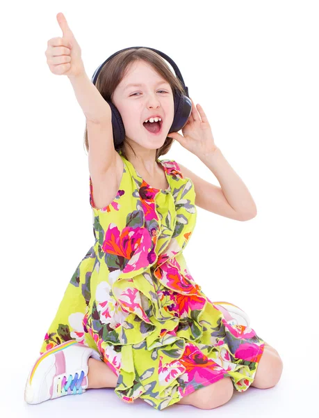 Kleines Mädchen hört Musik. — Stockfoto